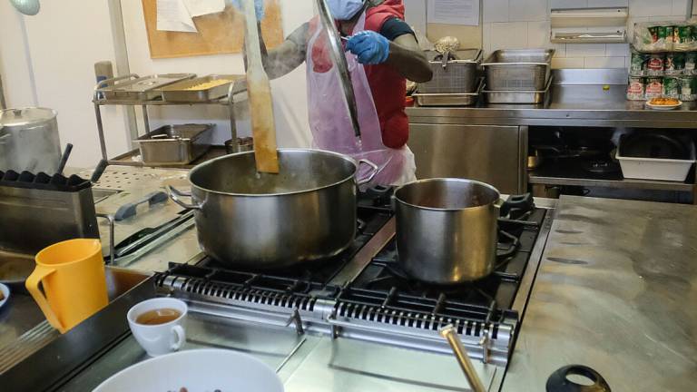 Caritas, tutti in fila per un pasto caldo da mangiare al freddo Caritas, tutti in fila per un pasto caldo da mangiare al freddo