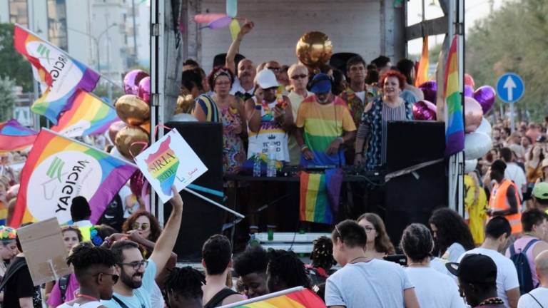 Militante di Forza nuova di Forlì tinteggia la sede dell'Arcigay di Rimini Militante di Forza nuova di Forlì tinteggia la sede dell'Arcigay di Rimini