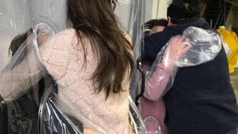 Forlì, Coronavirus: azienda produce la tenda per gli abbracci Forlì, Coronavirus: azienda produce la tenda per gli abbracci