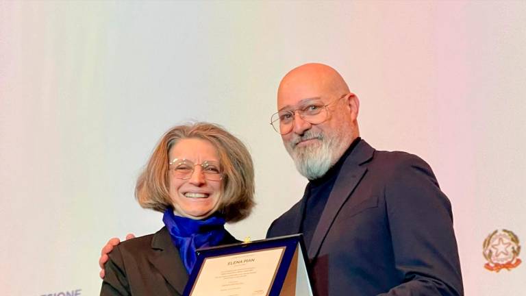 Elena Pian premiata dal presidente della Regione Stefano Bonaccini Elena Pian premiata dal presidente della Regione Stefano Bonaccini