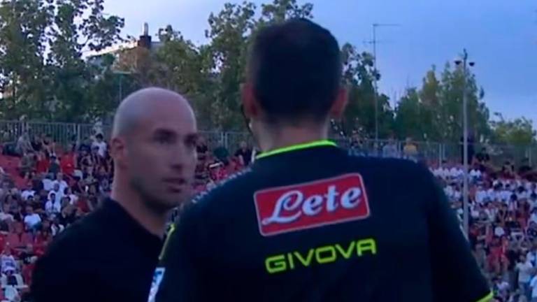 Stefano Cassani, tecnico faentino del Carpi, mentre chiede al IV ufficiale Terribile di Bassano la revisione per chiedere il rosso diretto al suo difensore Lombardi Stefano Cassani, tecnico faentino del Carpi, mentre chiede al IV ufficiale Terribile di Bassano la revisione per chiedere il rosso diretto al suo difensore Lombardi