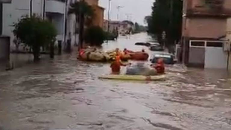 Inferno d'acqua a Sant'Agata sul Santerno, soccorritori con gommoni ed elicotteri Inferno d'acqua a Sant'Agata sul Santerno, soccorritori con gommoni ed elicotteri
