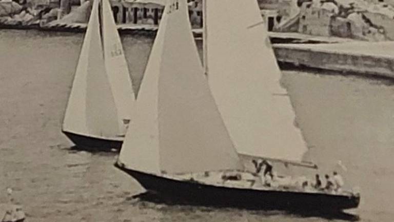 Malta, Middle Sea Race 1971, la barca lunga è quella di Eric Tabarly, leggenda francese della vela d’altura, quella piccola è il Comet 910 prodotto dalla Comar di Forlì. Al comando c’è Cino Ricci che vince la classifica in tempo compensato Malta, Middle Sea Race 1971, la barca lunga è quella di Eric Tabarly, leggenda francese della vela d’altura, quella piccola è il Comet 910 prodotto dalla Comar di Forlì. Al comando c’è Cino Ricci che vince la classifica in tempo compensato