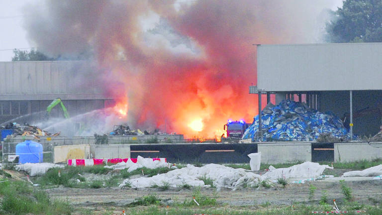 Ravenna, fiamme all'azienda di trattamento rifiuti Ravenna, fiamme all'azienda di trattamento rifiuti