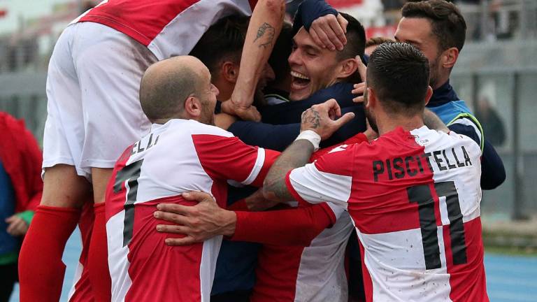 Calcio D, è un duello Rimini-Ravenna per la promozione in serie C Calcio D, è un duello Rimini-Ravenna per la promozione in serie C