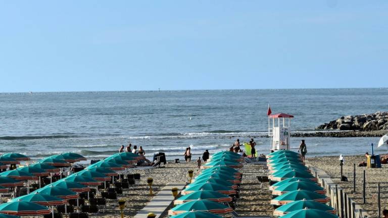 Al mare a Cattolica non si fuma in battigia e nelle aree giochi, salvataggio in azione fino al 17 settembre Al mare a Cattolica non si fuma in battigia e nelle aree giochi, salvataggio in azione fino al 17 settembre