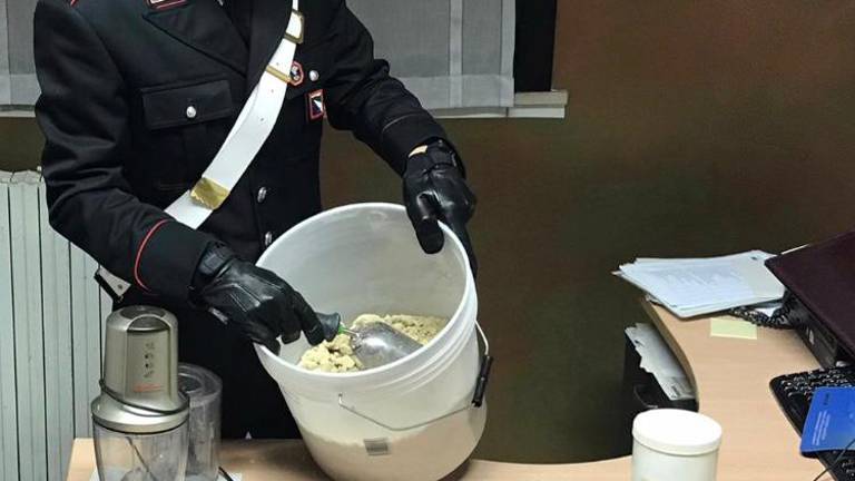 Rimini, nel box di casa un'industria dello sballo Rimini, nel box di casa un'industria dello sballo
