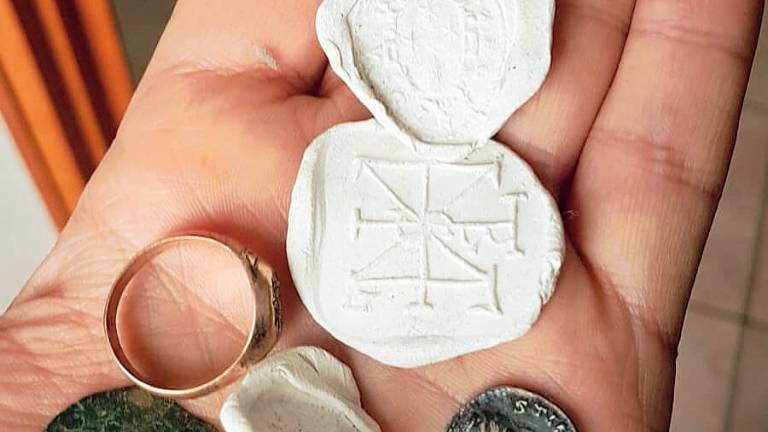 Archeologi per caso. Sequestrata altra collezione privata, denunciato 70enne Archeologi per caso. Sequestrata altra collezione privata, denunciato 70enne