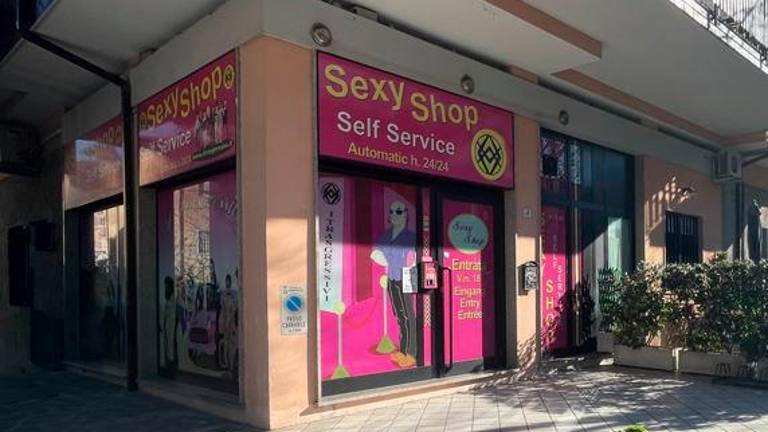 Cesenatico, altro furto al sexy shop: presi di nuovo giovanissimi ladri Cesenatico, altro furto al sexy shop: presi di nuovo giovanissimi ladri