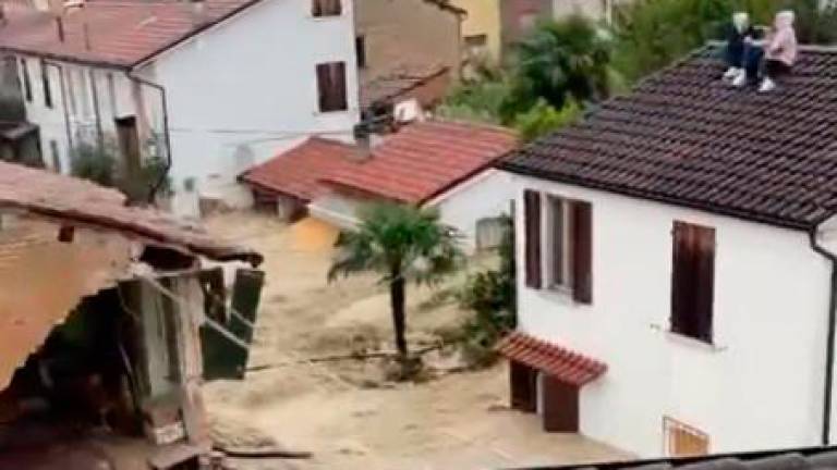 Ravenna, situazione critica a Traversara: i cittadini salgono sui tetti, elicotteri sul posto Ravenna, situazione critica a Traversara: i cittadini salgono sui tetti, elicotteri sul posto