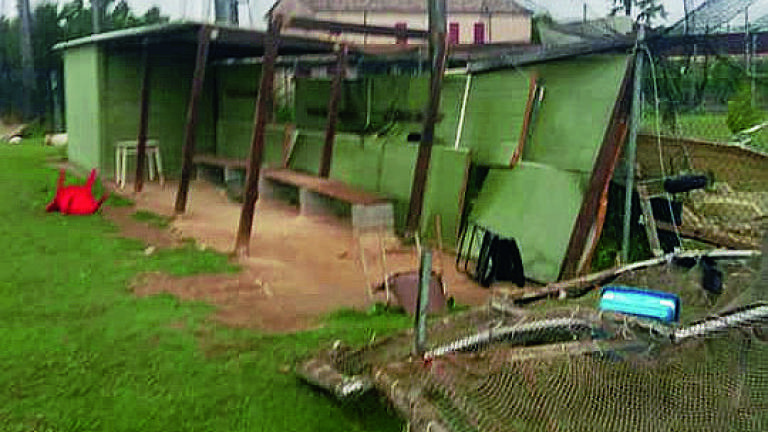 Rimini, la tempesta di vento devasta il campo di baseball Rimini, la tempesta di vento devasta il campo di baseball