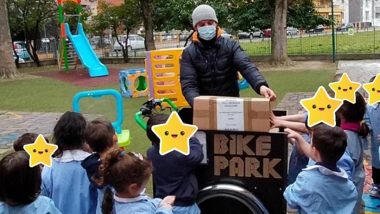 Rimini, libri in cargo bike: sono 6.888 i prestiti di volumi consegnati su tre ruote a 133 classi Rimini, libri in cargo bike: sono 6.888 i prestiti di volumi consegnati su tre ruote a 133 classi