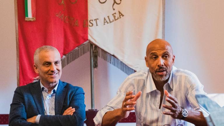 Il sindaco Jamil Sadegholvaad e Carltron Myers Il sindaco Jamil Sadegholvaad e Carltron Myers