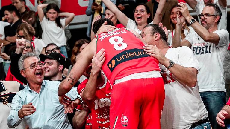Riccardo Tavernelli abbracciato dai tifosi forlivesi a fine partita a Cividale del Friuli mentre il presidente Giancarlo Nicosanti urla tutta la sua gioia Riccardo Tavernelli abbracciato dai tifosi forlivesi a fine partita a Cividale del Friuli mentre il presidente Giancarlo Nicosanti urla tutta la sua gioia