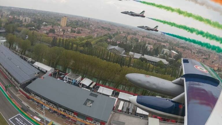 Formula 1, Imola: le Frecce Tricolori danno il via al GP del Made in Italy e dell'Emilia-Romagna Formula 1, Imola: le Frecce Tricolori danno il via al GP del Made in Italy e dell'Emilia-Romagna