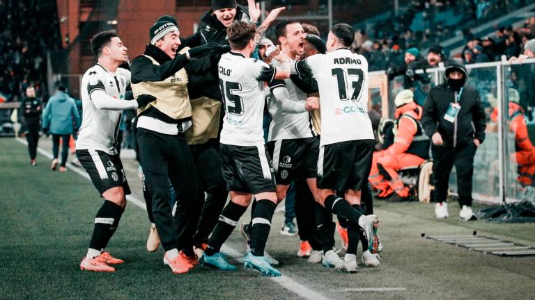 L’esultanza bianconera per il gol vittoria di Daniele Donnarumma in casa della Sampdoria (foto Cesena Fc) L’esultanza bianconera per il gol vittoria di Daniele Donnarumma in casa della Sampdoria (foto Cesena Fc)
