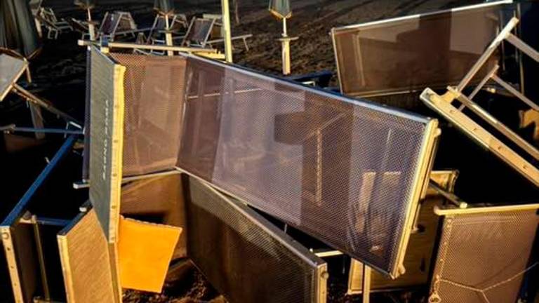 Cervia, vandali scatenati: bagno devastato e spostata in mare la segnaletica Cervia, vandali scatenati: bagno devastato e spostata in mare la segnaletica