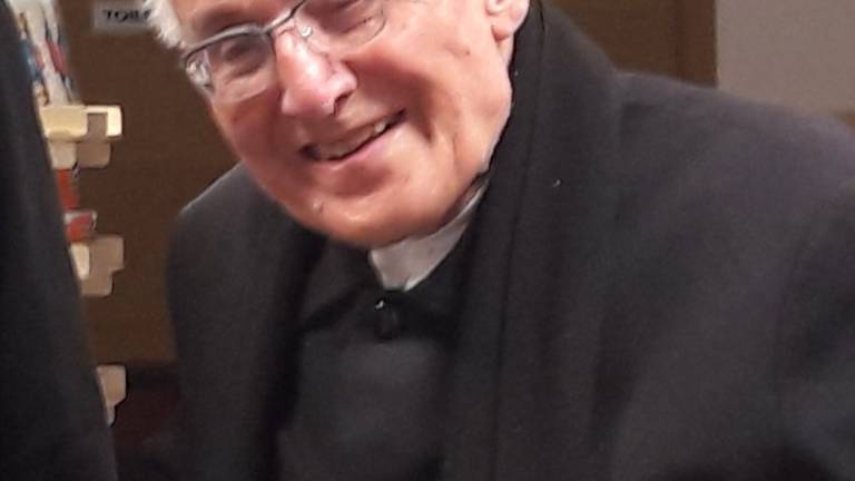 Conselice, monsignor Mongardi festeggia 70 anni di sacerdozio: si fece ritrarre a tavola con i sosia di Lenin e Stalin Conselice, monsignor Mongardi festeggia 70 anni di sacerdozio: si fece ritrarre a tavola con i sosia di Lenin e Stalin