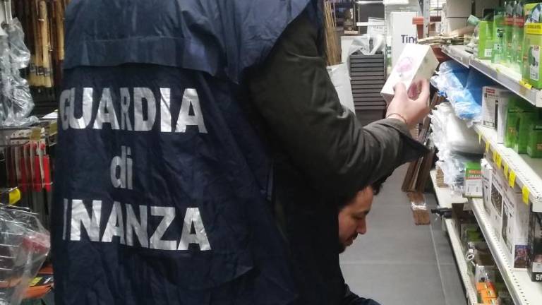Dai profumi tossici al materiale elettrico fuori norma: 29mila prodotti sequestrati tra Forlì e Cesena Dai profumi tossici al materiale elettrico fuori norma: 29mila prodotti sequestrati tra Forlì e Cesena