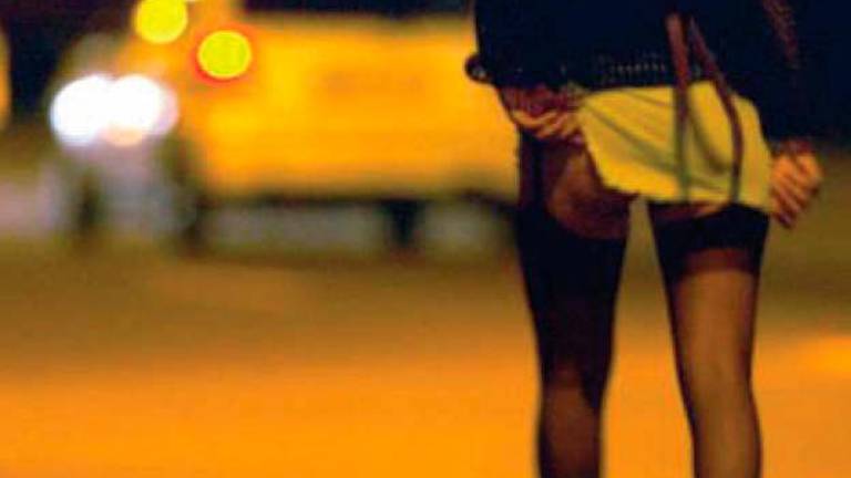 Rimini, sale in auto e si ritrova due trans nel sedile posteriore. Poi scatta la rissa Rimini, sale in auto e si ritrova due trans nel sedile posteriore. Poi scatta la rissa