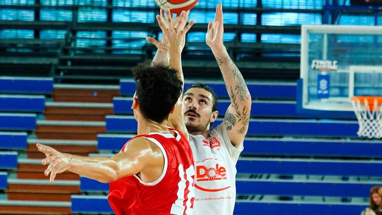 In alto una sospensione di Mark Ogden, top scorer della Dole con 18 punti, in basso a sinistra una conclusione In alto una sospensione di Mark Ogden, top scorer della Dole con 18 punti, in basso a sinistra una conclusione