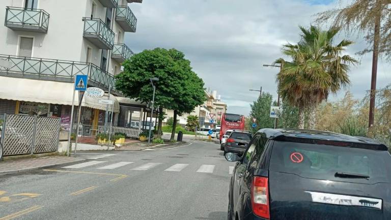 Rimini, code infinite ai passaggi a livello: “Rivogliamo le sbarre intere” Rimini, code infinite ai passaggi a livello: “Rivogliamo le sbarre intere”