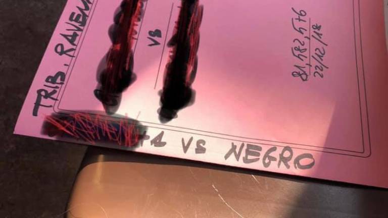 La scritta “negro” sul fascicolo in tribunale a Ravenna. Avvocato di Forlì nell’occhio del ciclone La scritta “negro” sul fascicolo in tribunale a Ravenna. Avvocato di Forlì nell’occhio del ciclone