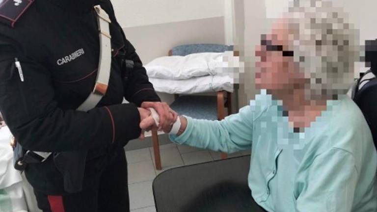 La visita dei carabinieri alla signora ricoverata in ospedale La visita dei carabinieri alla signora ricoverata in ospedale