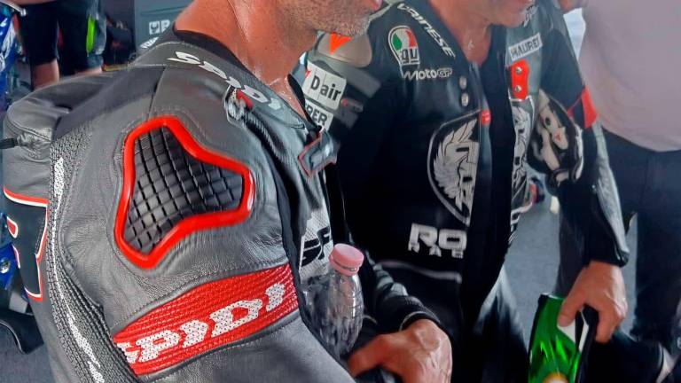 Marco Melandri al ProDay di V Moto che si è svolto al Misano World Circuit: a sinistra è pronto a salire in sella sotto gli occhi di Michele Pirro, a destra con Loris Capirossi Marco Melandri al ProDay di V Moto che si è svolto al Misano World Circuit: a sinistra è pronto a salire in sella sotto gli occhi di Michele Pirro, a destra con Loris Capirossi
