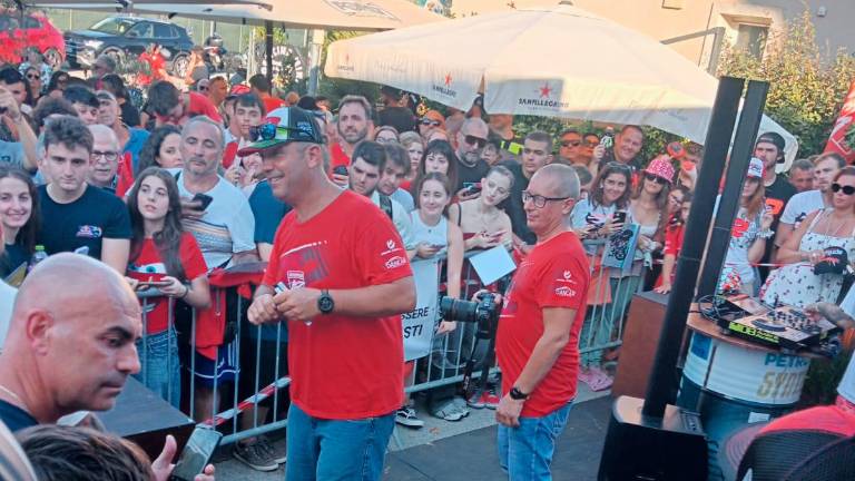 MotoGp, Bezzecchi firma autografi per due ore alla festa del suo fan club VIDEO GALLERY MotoGp, Bezzecchi firma autografi per due ore alla festa del suo fan club VIDEO GALLERY