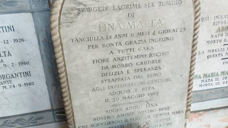 Forlì, avvocato porta i fiori sulla tomba di una bimba morta nel 1905 Forlì, avvocato porta i fiori sulla tomba di una bimba morta nel 1905