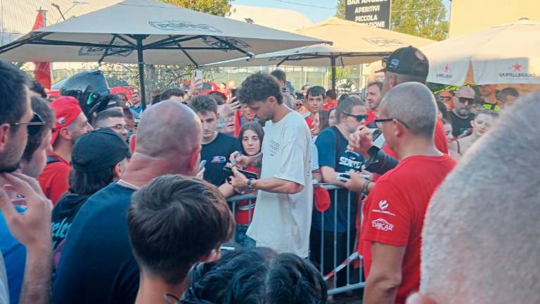 MotoGp, Bezzecchi firma autografi per due ore alla festa del suo fan club VIDEO GALLERY MotoGp, Bezzecchi firma autografi per due ore alla festa del suo fan club VIDEO GALLERY
