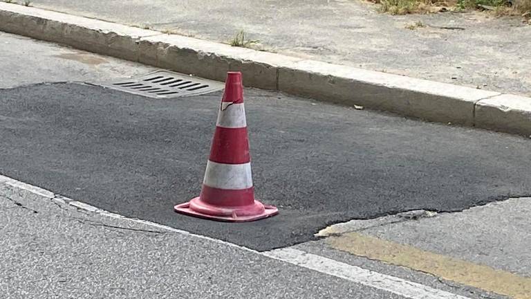 Il cedimento segnalato in via Del Prete Il cedimento segnalato in via Del Prete