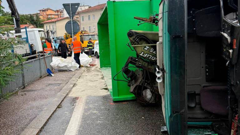 San Marino, si ribalta col camion alla rotonda di Borgo Maggiore VIDEO San Marino, si ribalta col camion alla rotonda di Borgo Maggiore VIDEO