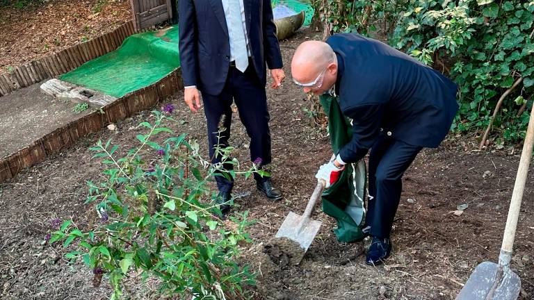 L’assessore novello sposo ha inaugurato a Villa Silvia Carducci il giardino degli alberi piantati “con amore” FOTOGALLERY L’assessore novello sposo ha inaugurato a Villa Silvia Carducci il giardino degli alberi piantati “con amore” FOTOGALLERY