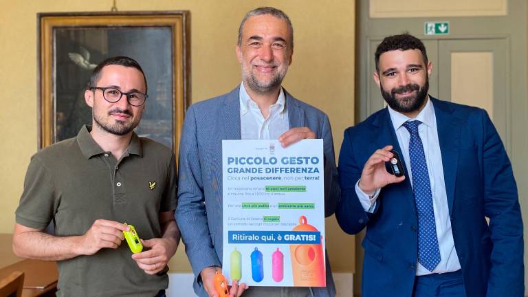 Cesena, battaglia di civiltà: mille raccogli-mozziconi tascabili gratis nei bar Cesena, battaglia di civiltà: mille raccogli-mozziconi tascabili gratis nei bar