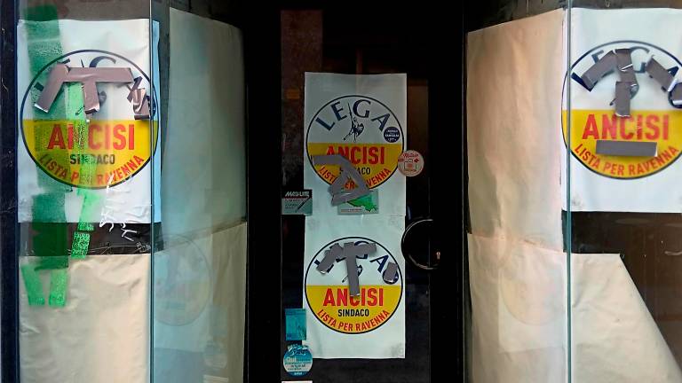 Ravenna, la denuncia: “imbrattata la sede elettorale di Lega, Lista per Ravenna e Popolo della Famiglia” Ravenna, la denuncia: “imbrattata la sede elettorale di Lega, Lista per Ravenna e Popolo della Famiglia”