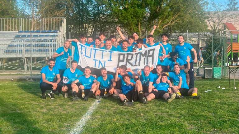 Il Vecchiazzano al gran completo festeggia la storica promozione in Prima Categoria Il Vecchiazzano al gran completo festeggia la storica promozione in Prima Categoria