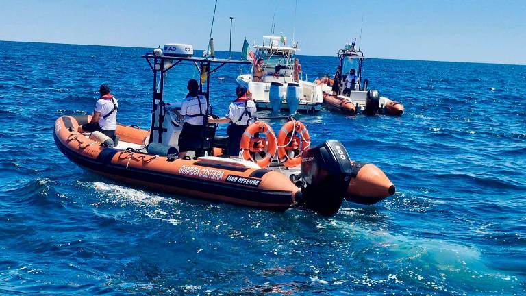 Misano, si tuffa al largo e viene portato via dalla corrente, dopo l’sos della moglie trovato attaccato a una boa di mitilicoltura e salvato Misano, si tuffa al largo e viene portato via dalla corrente, dopo l’sos della moglie trovato attaccato a una boa di mitilicoltura e salvato