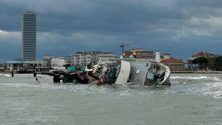 Cesenatico, il peschereccio contro gli scogli, il sindaco: “Fortunatamente non ci sono feriti” VIDEO Cesenatico, il peschereccio contro gli scogli, il sindaco: “Fortunatamente non ci sono feriti” VIDEO