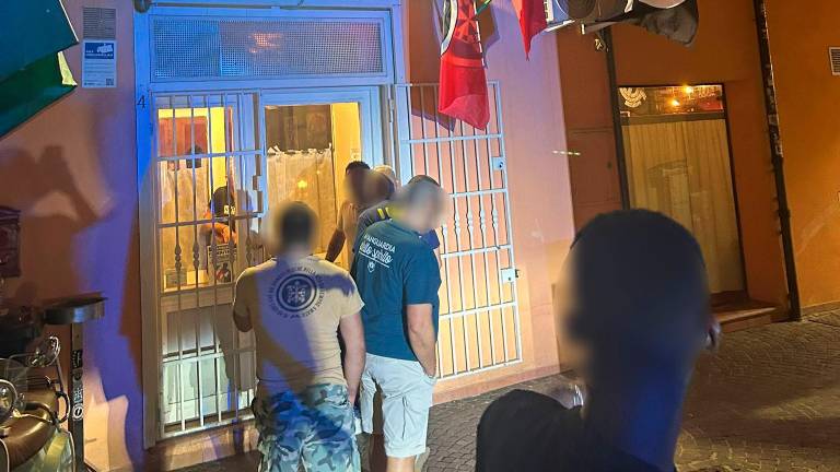Un’immagine scattata all’arrivo della polizia Un’immagine scattata all’arrivo della polizia