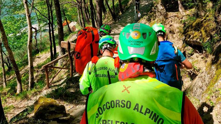 Donna di 65 anni si infortuna lungo il sentiero a Cà di Sopra di Ridracoli: soccorsa e trasportata su una barella per 30 minuti di cammino Donna di 65 anni si infortuna lungo il sentiero a Cà di Sopra di Ridracoli: soccorsa e trasportata su una barella per 30 minuti di cammino