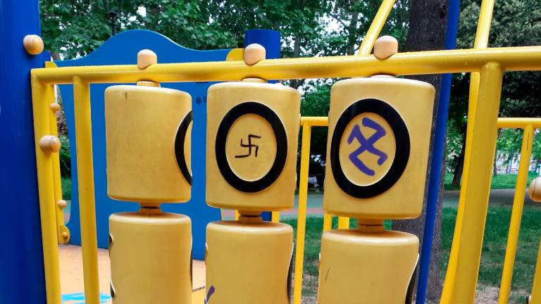Svastiche vandaliche sui giochi dei bambini in un parco a Cesena Svastiche vandaliche sui giochi dei bambini in un parco a Cesena