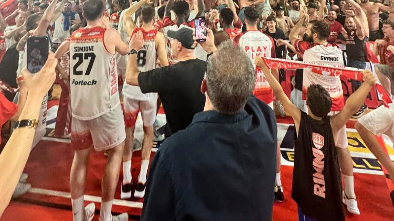 A sinistra Pierpaolo Marini durante gara5 della serie dei quarti di finale contro Brindisi. A destra i giocatori di RivieraBanca festeggiano con i propri tifosi la qualificazione alle semifinali play-off A sinistra Pierpaolo Marini durante gara5 della serie dei quarti di finale contro Brindisi. A destra i giocatori di RivieraBanca festeggiano con i propri tifosi la qualificazione alle semifinali play-off