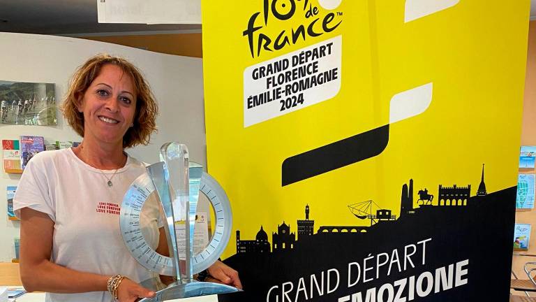 L’assessora Morara con il trofeo L’assessora Morara con il trofeo