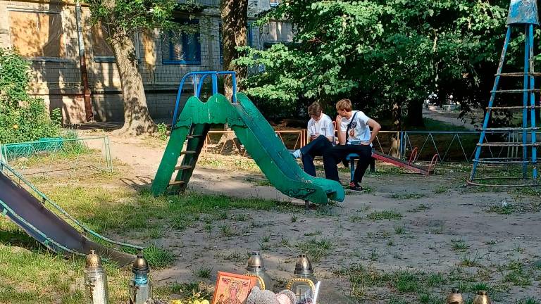 I fiori nel parco per i bambini uccisi I fiori nel parco per i bambini uccisi