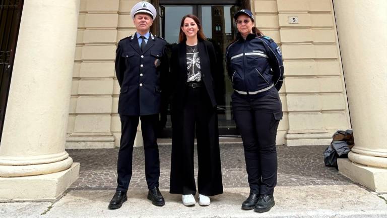 L’assessora Gabellini (al centro) con il comandante Gasparotto e l’agente Serena Barbanti L’assessora Gabellini (al centro) con il comandante Gasparotto e l’agente Serena Barbanti