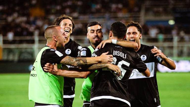 Tommaso Arrigoni, a sinistra con la pettorina, partecipa ai festeggiamenti di Dimitri Bisoli dopo il gol di Pescara (Rega) Tommaso Arrigoni, a sinistra con la pettorina, partecipa ai festeggiamenti di Dimitri Bisoli dopo il gol di Pescara (Rega)