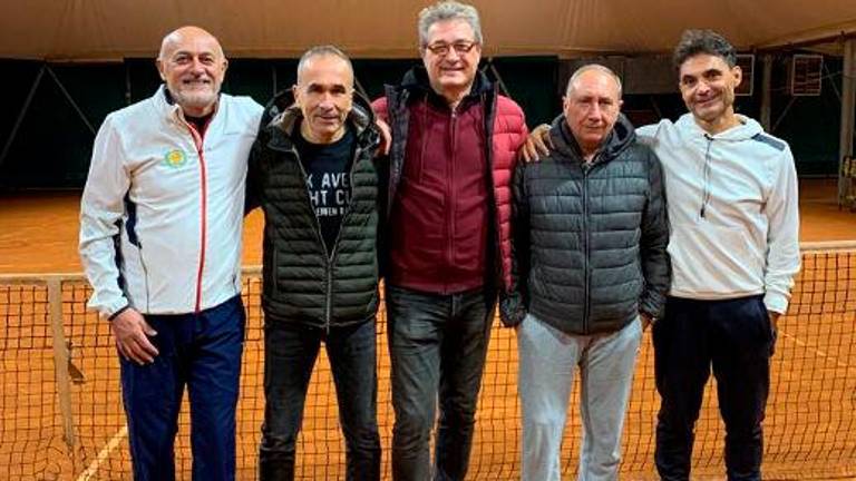 La squadra Over 55 del Forum Tennis Forlì capitanata da Fabrizio Romagnoli, da sinistra dopo Romagnoli Roberto Sanzani, Stefano Mambelli, Ulisse Leoni e Massimiliano Antonini La squadra Over 55 del Forum Tennis Forlì capitanata da Fabrizio Romagnoli, da sinistra dopo Romagnoli Roberto Sanzani, Stefano Mambelli, Ulisse Leoni e Massimiliano Antonini