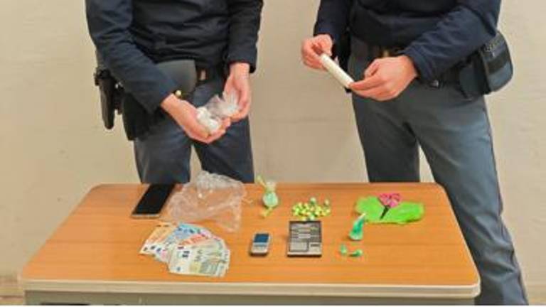 Cocaina sotto la macchina del caffè: arrestate due donne che gestiscono un locale Cocaina sotto la macchina del caffè: arrestate due donne che gestiscono un locale